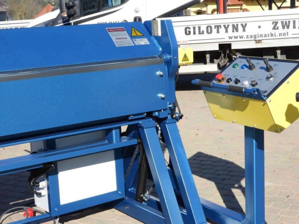 HalbautomatischeAbkantbankBiegemaschinem.mmNEUshop.abkantbank.de  x